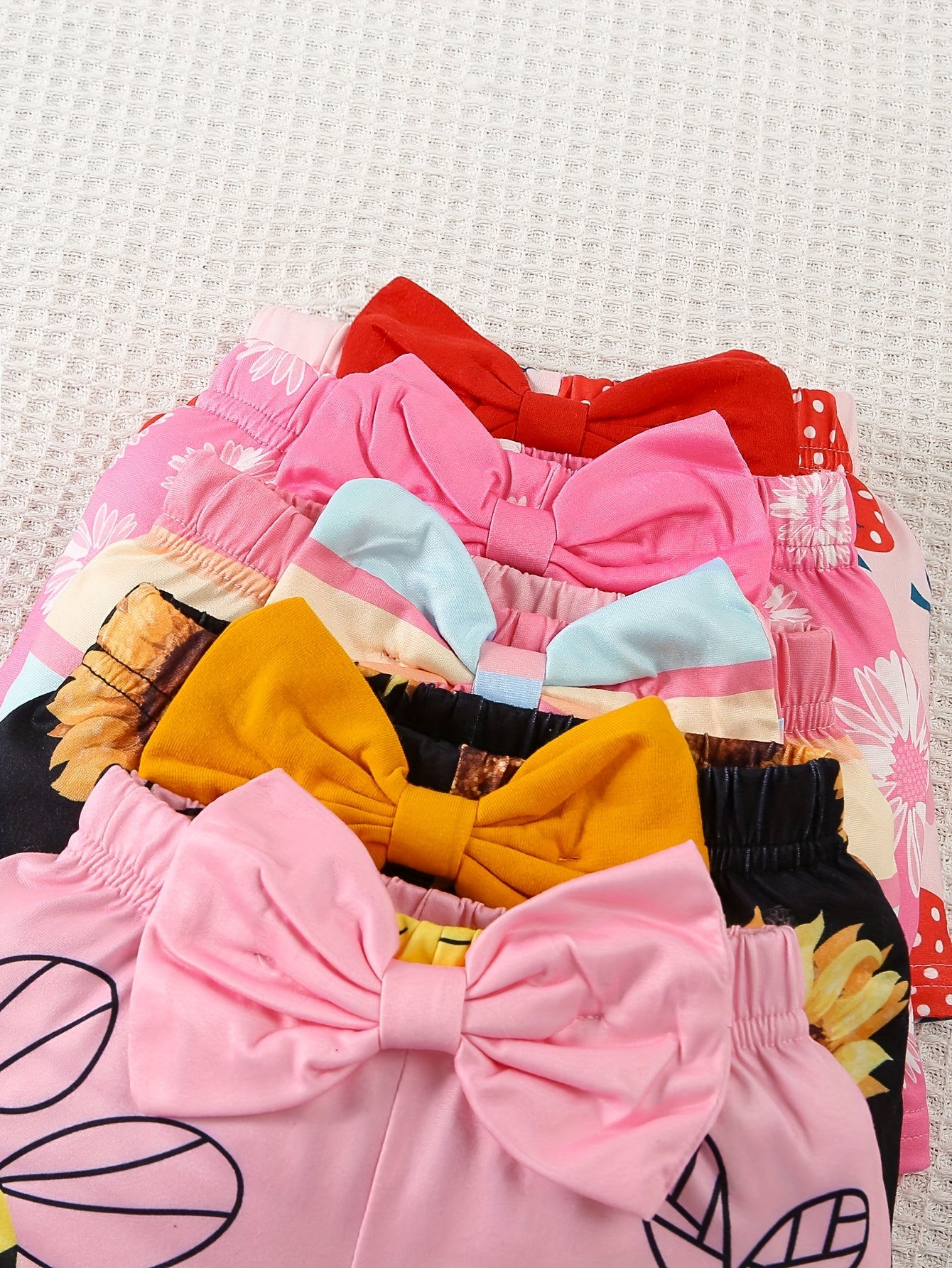 Newborn Summer Short-Sleeve Romper and Shorts Random Three-Piece Set.